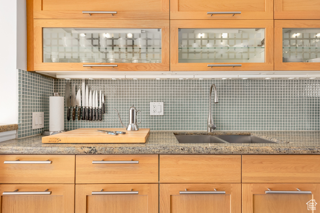 Bar featuring a sink and decorative backsplash