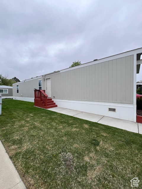 Manufactured / mobile home featuring a front yard