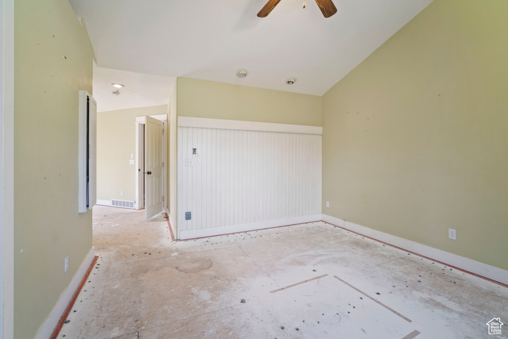 Empty room with a ceiling fan, baseboards, and visible vents