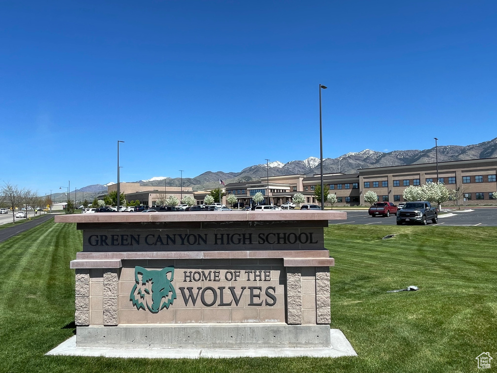 Details with parking and a mountain view