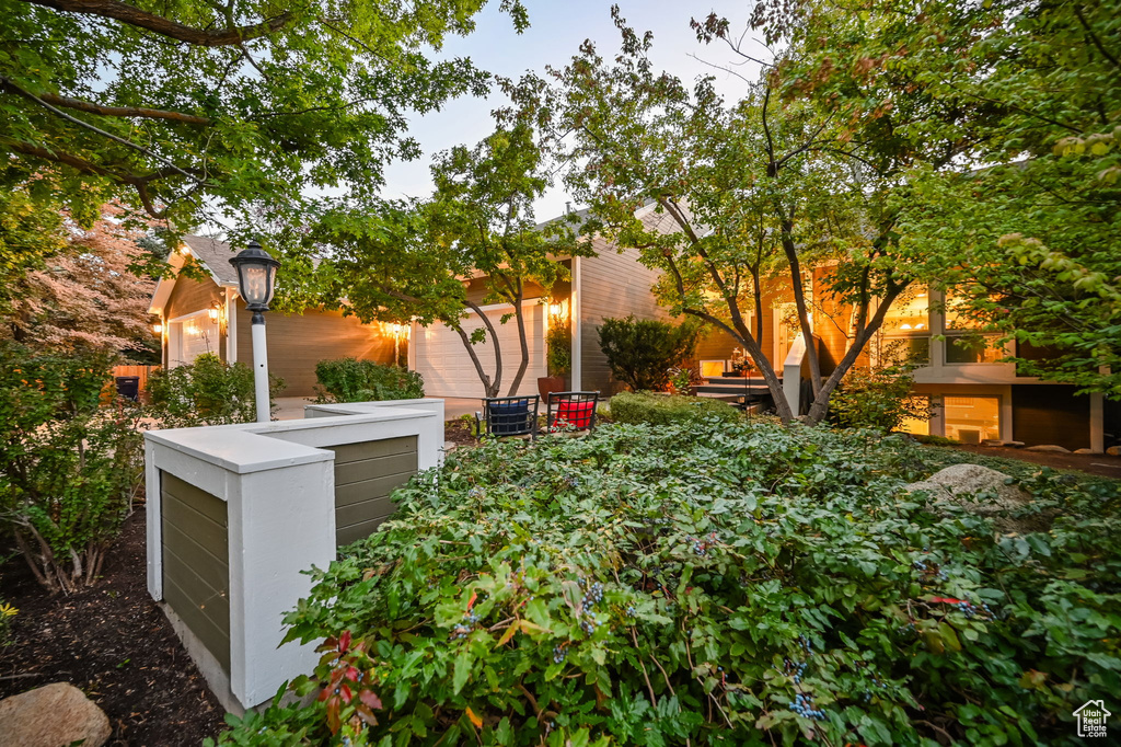 View of yard featuring a garage
