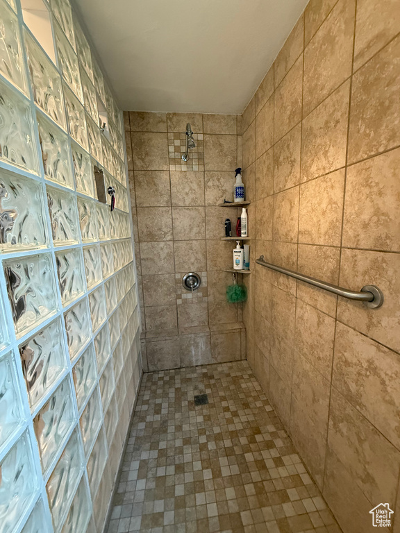 Bathroom featuring tiled shower