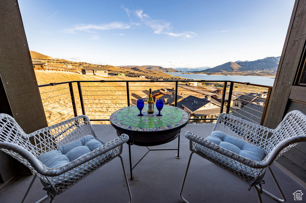 Balcony featuring a mountain view