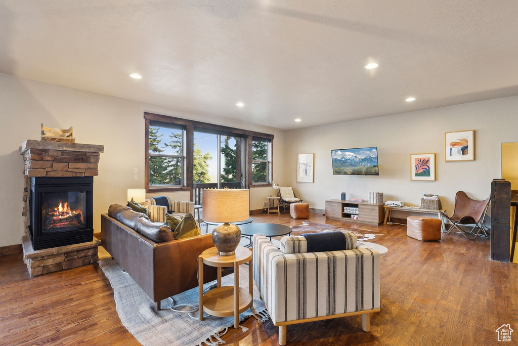 Living area featuring recessed lighting, wood finished floors, and a fireplace