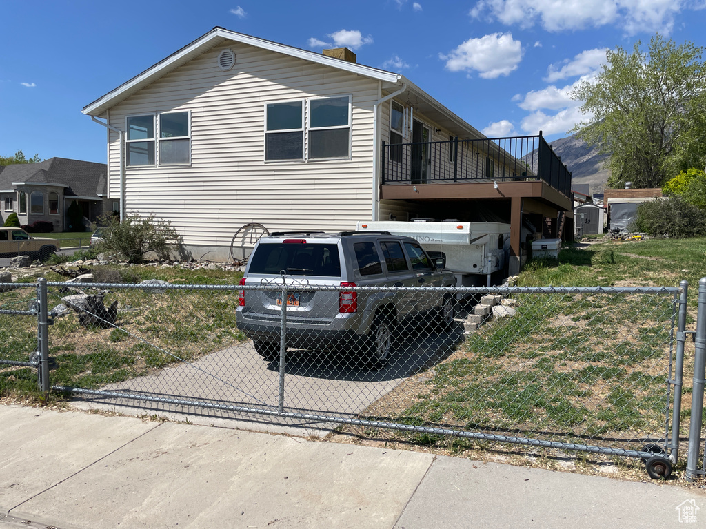 Manufactured / mobile home featuring driveway and fence private yard