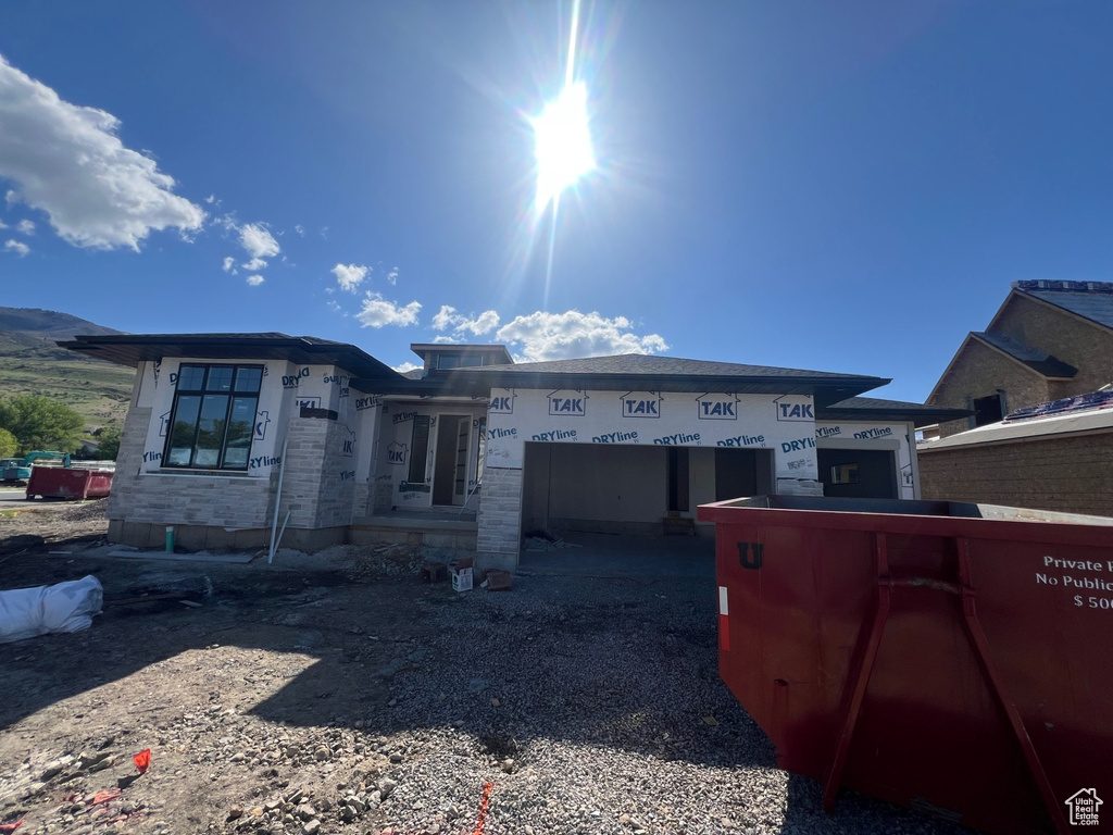 View of front facade with an attached garage and driveway