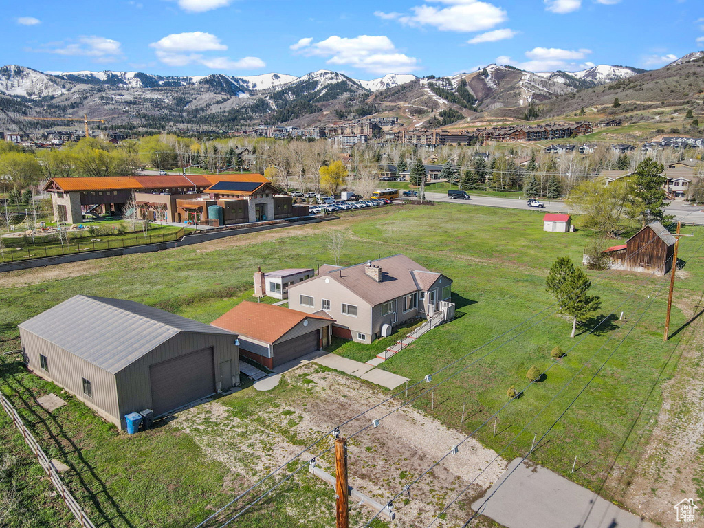 Bird\'s eye view with a mountain view
