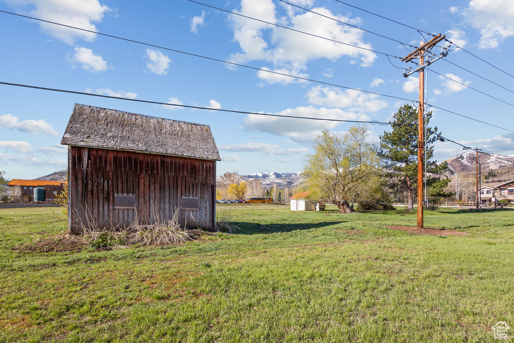 View of yard featuring an outdoor structure