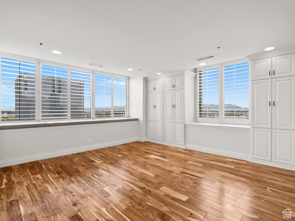 Unfurnished bedroom featuring baseboards, multiple windows, recessed lighting, and visible vents