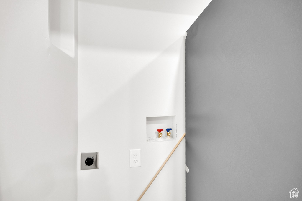 Laundry area with washer hookup, laundry area, and electric dryer hookup