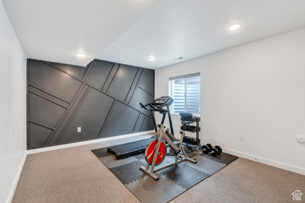 Workout room with baseboards, carpet flooring, visible vents, and recessed lighting