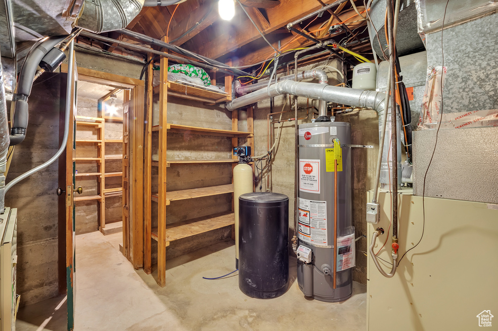 Utility room with heating unit and water heater