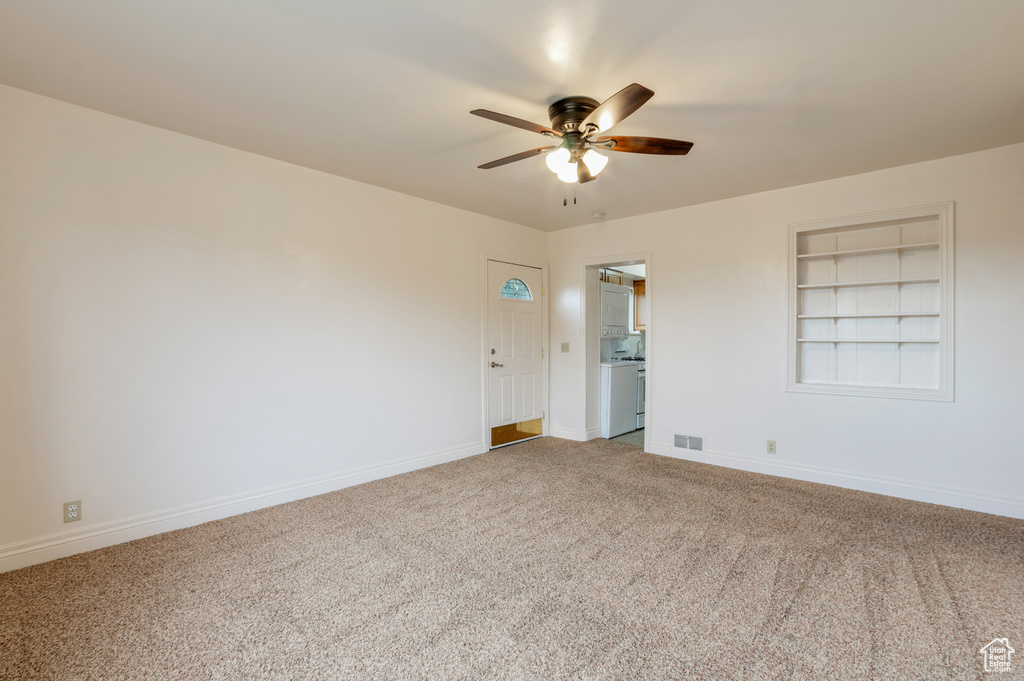 Unfurnished room featuring a ceiling fan, baseboards, visible vents, and light carpet