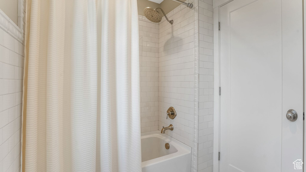 Full bath with shower / tub combo with curtain