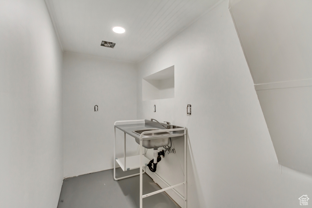 Laundry area with recessed lighting
