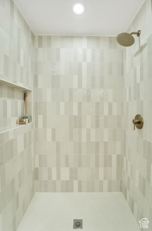 Full bath with recessed lighting, a tile shower, and visible vents