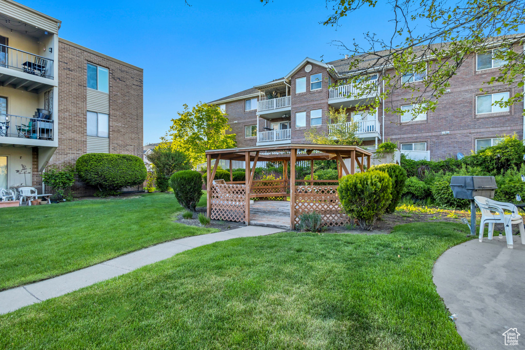 Surrounding community featuring a lawn