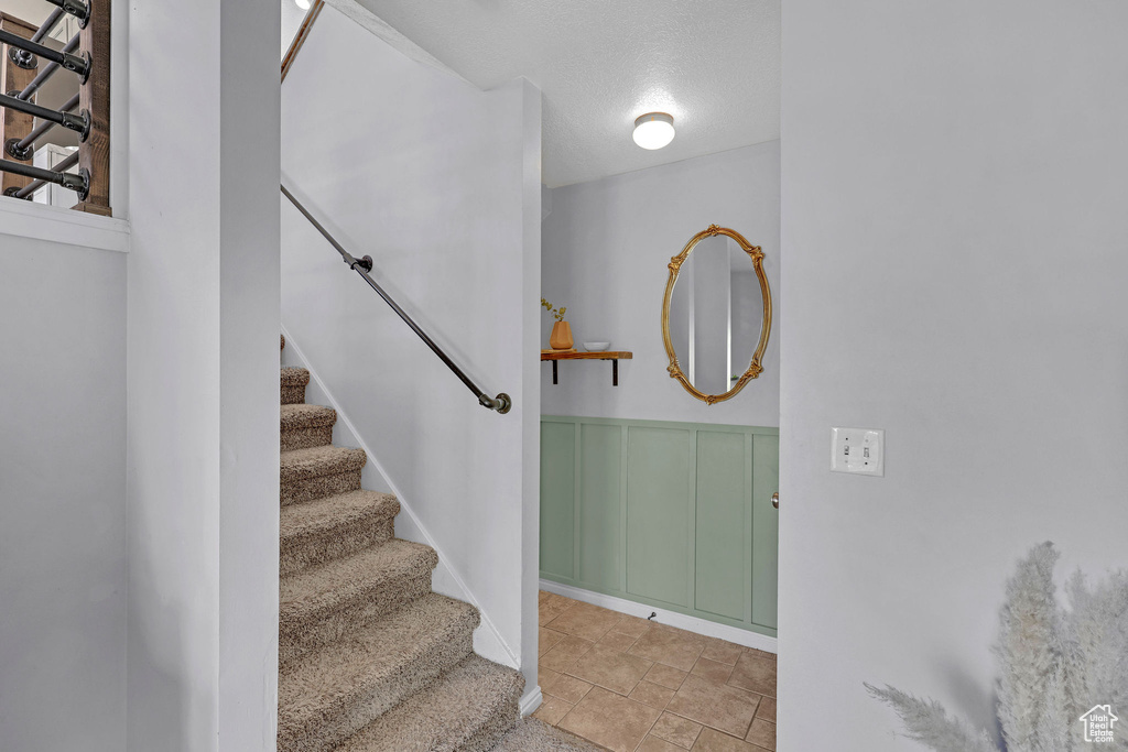 Stairway with a textured ceiling