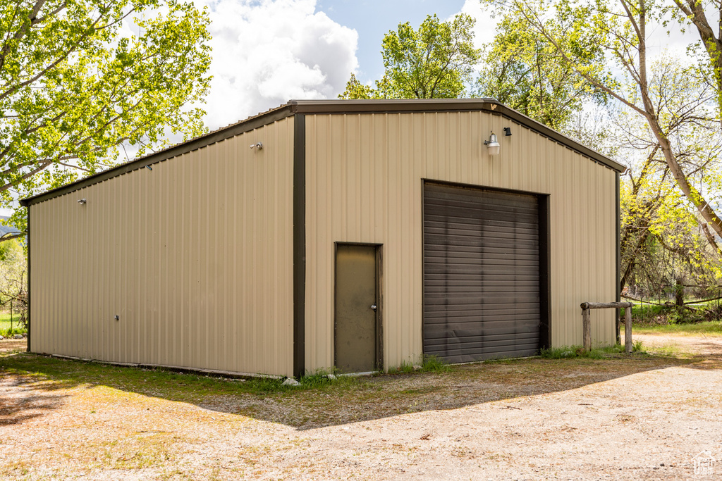 View of outdoor structure with driveway and an outdoor structure