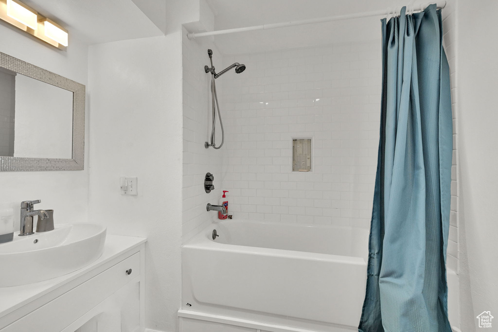 Full bath with vanity and shower / bath combo