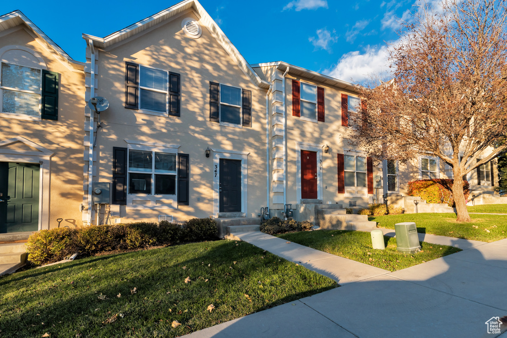 View of front of home featuring a front lawn