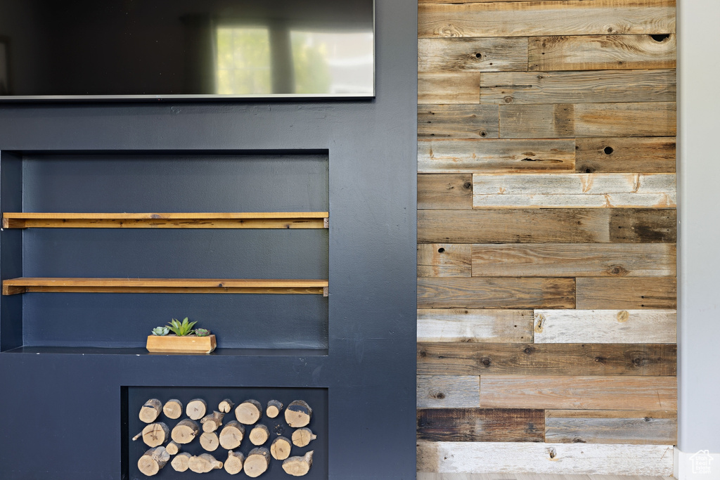 Details with wooden walls