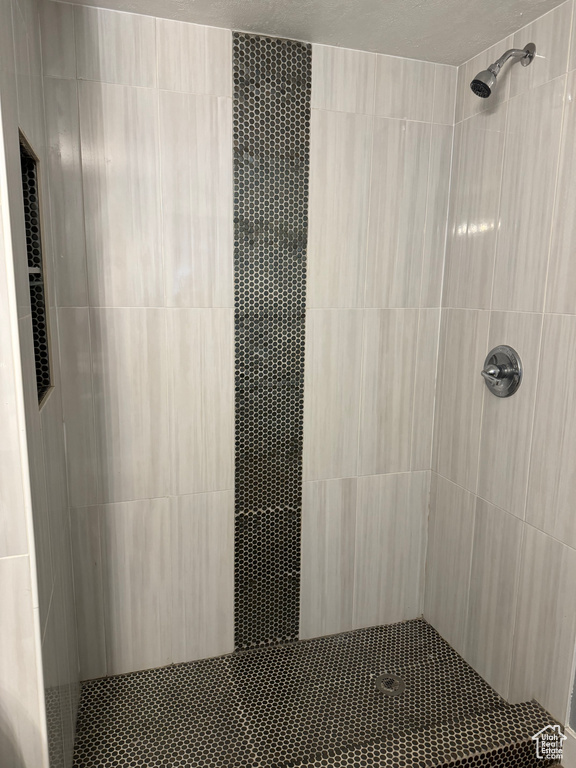 Bathroom featuring a tile shower