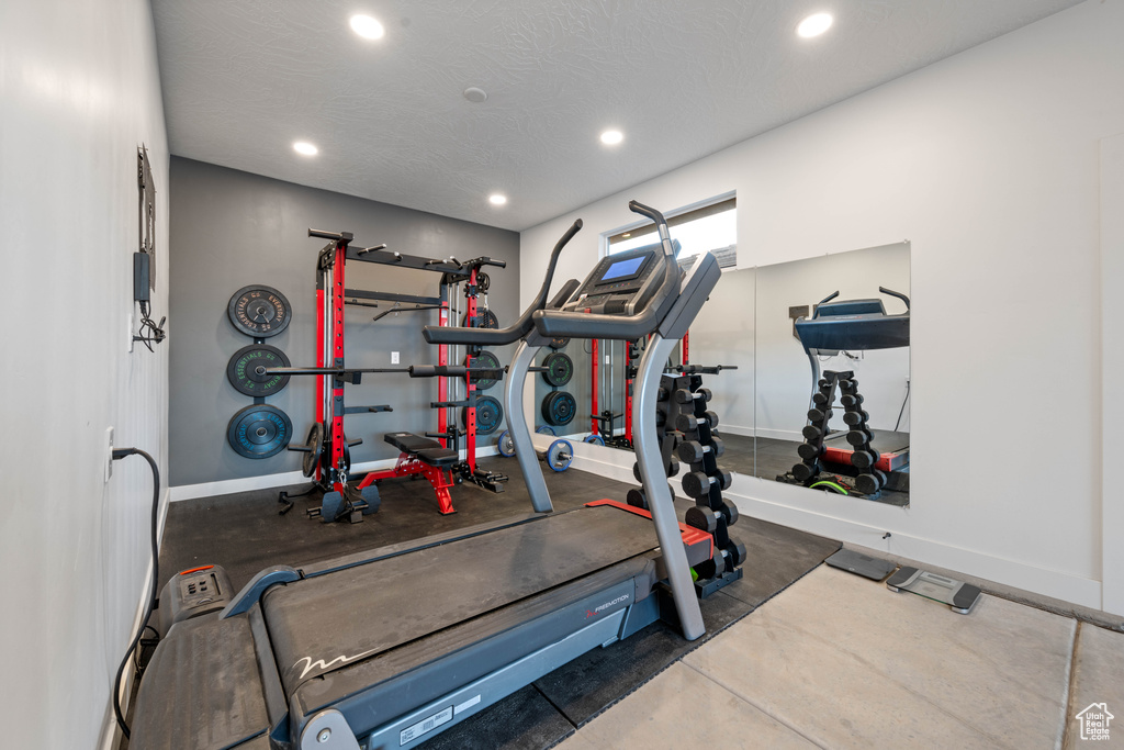 Exercise area featuring baseboards and recessed lighting