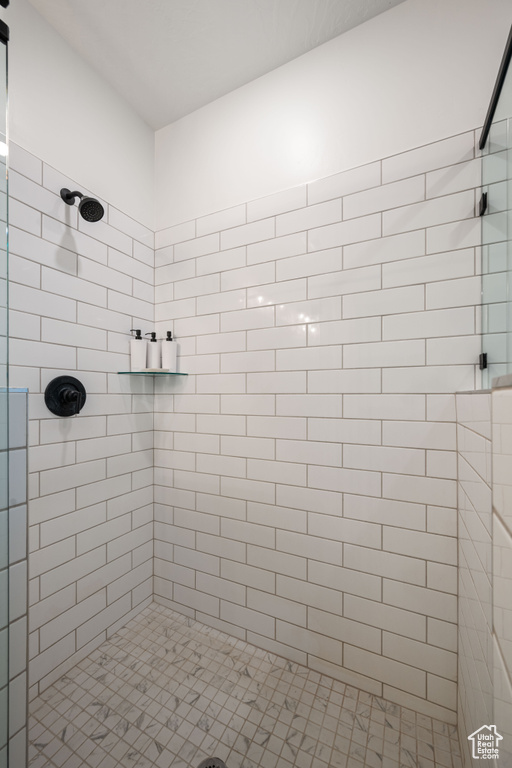 Bathroom featuring a tile shower