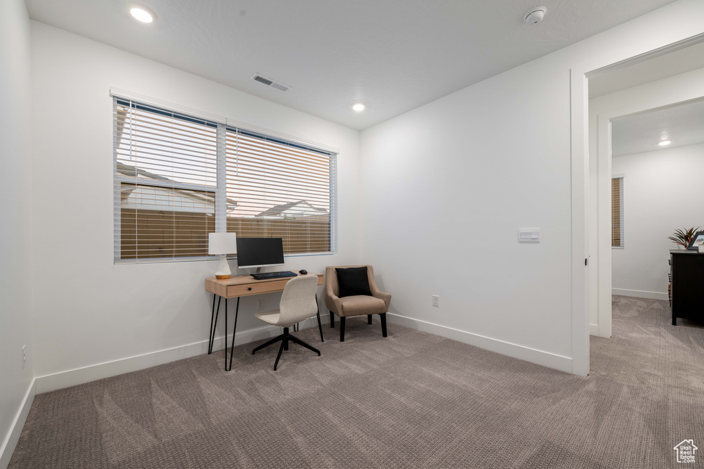Office with baseboards, carpet flooring, recessed lighting, and visible vents