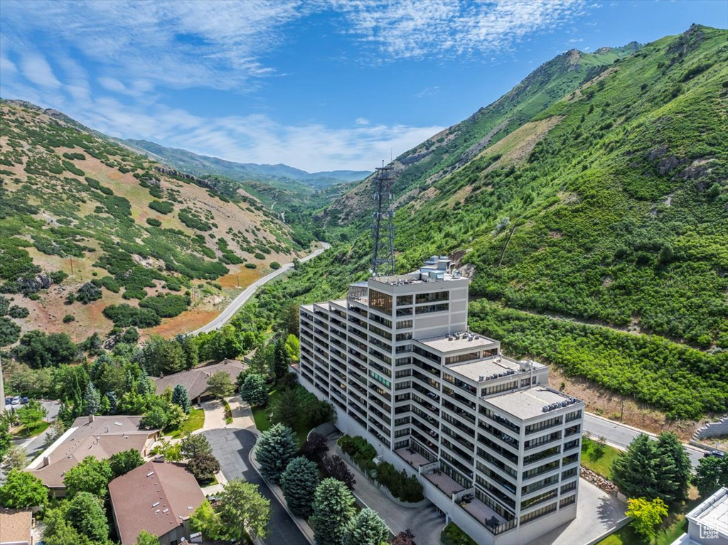 Drone / aerial view featuring a mountain view