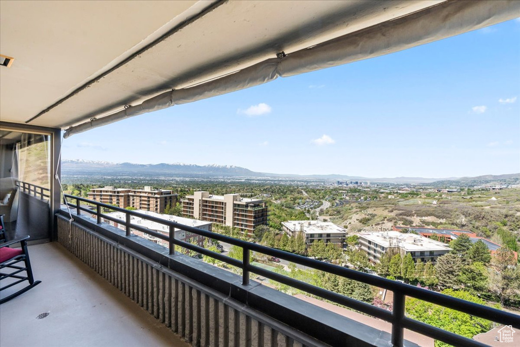 Balcony featuring a mountain view