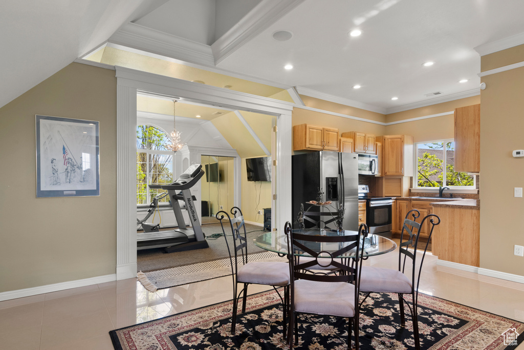 Dining room with crown molding, baseboards, and recessed lighting