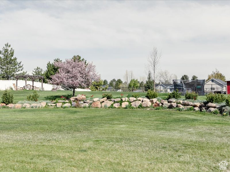 View of home\\\\\\\'s community with fence and a yard