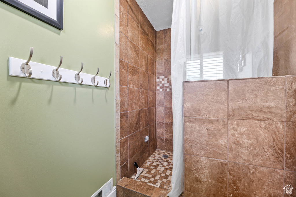 Bathroom featuring a tile shower