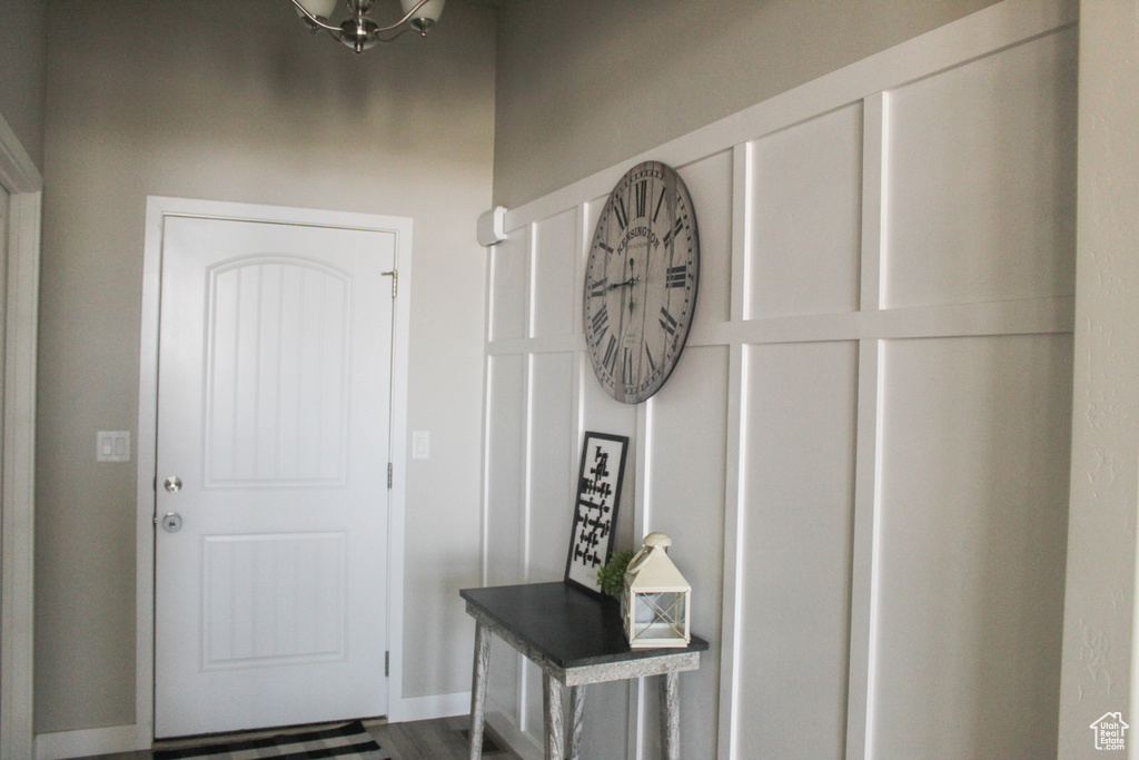 Mudroom featuring a notable chandelier