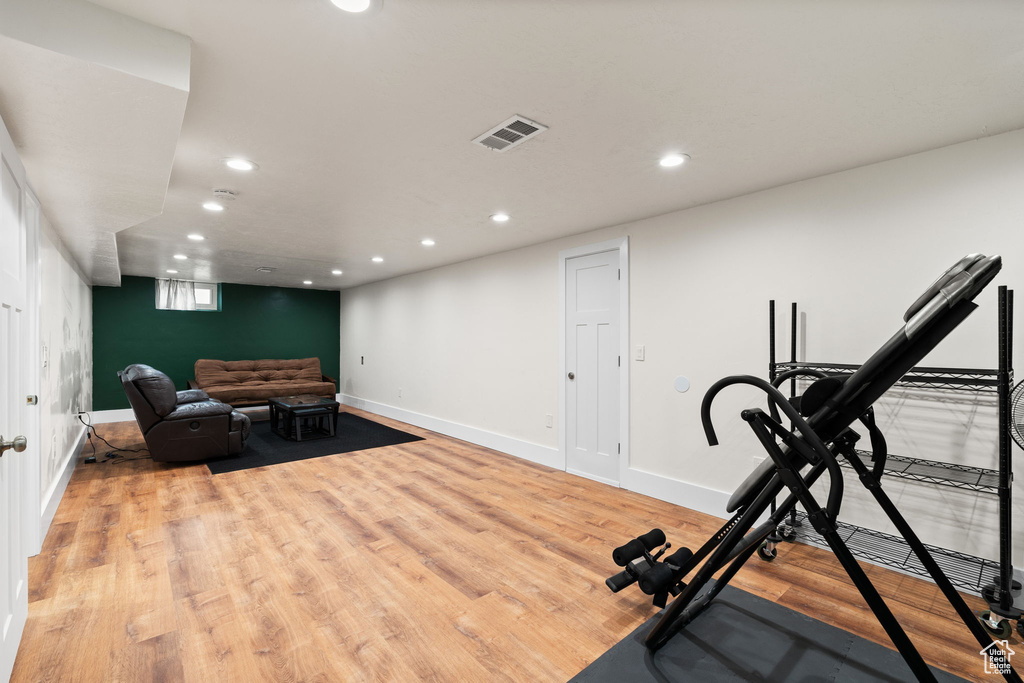 Exercise area featuring visible vents, recessed lighting, and baseboards