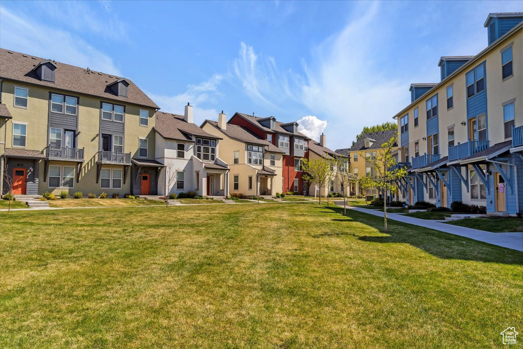 View of property\\\'s community with a yard and a residential view