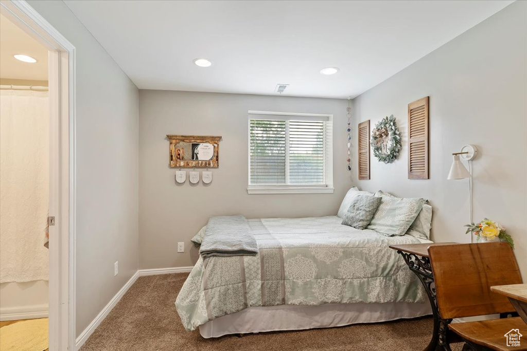Carpeted bedroom with visible vents, baseboards, and recessed lighting