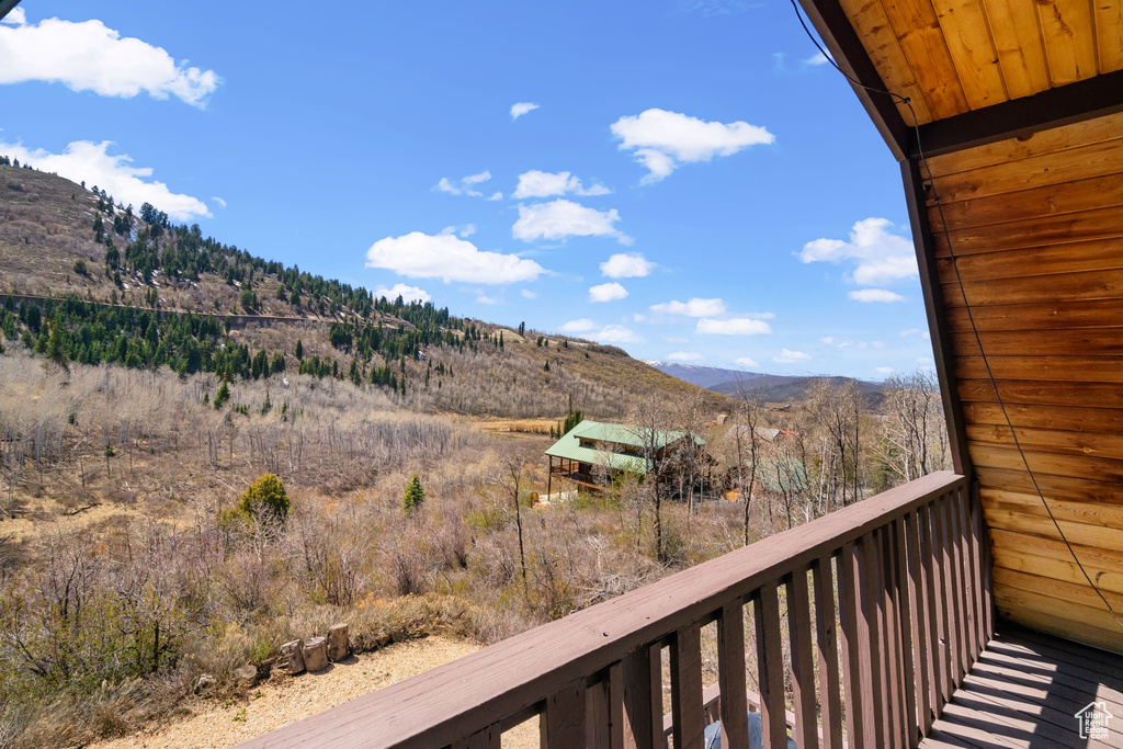 Balcony featuring a mountain view