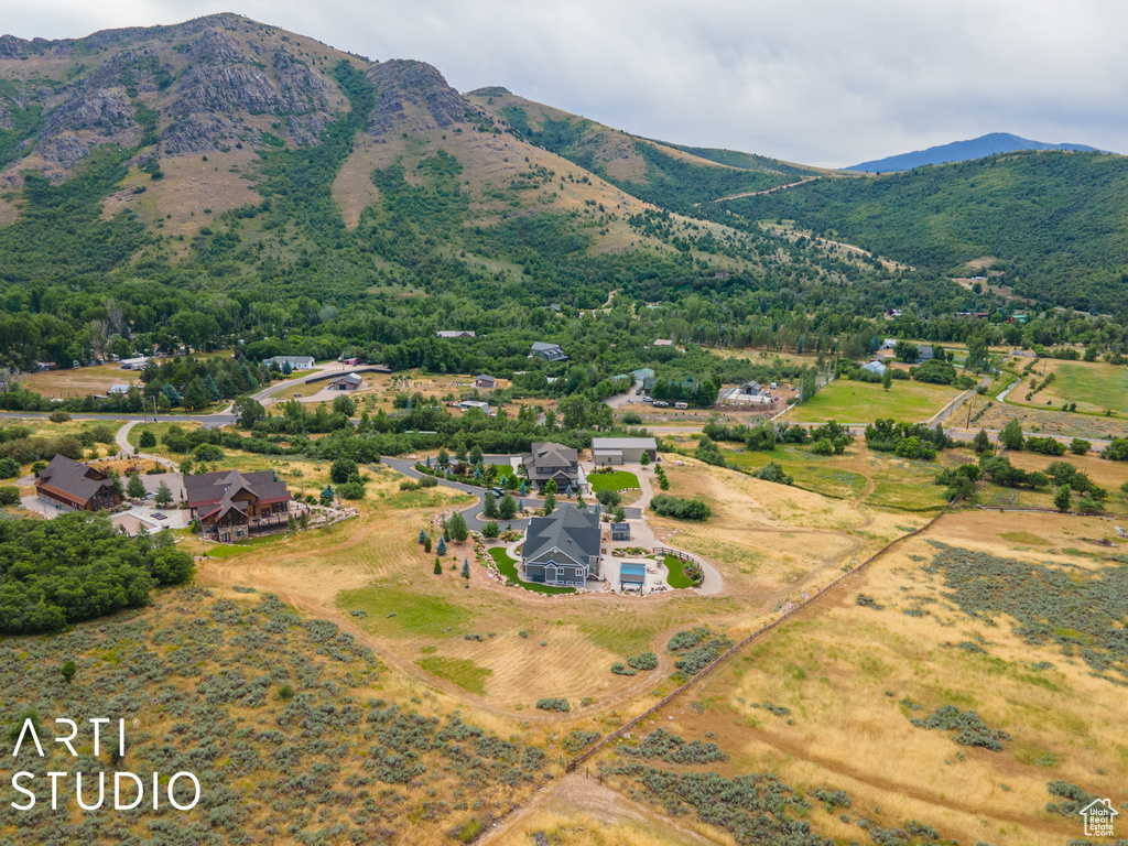 Aerial view with a mountain view