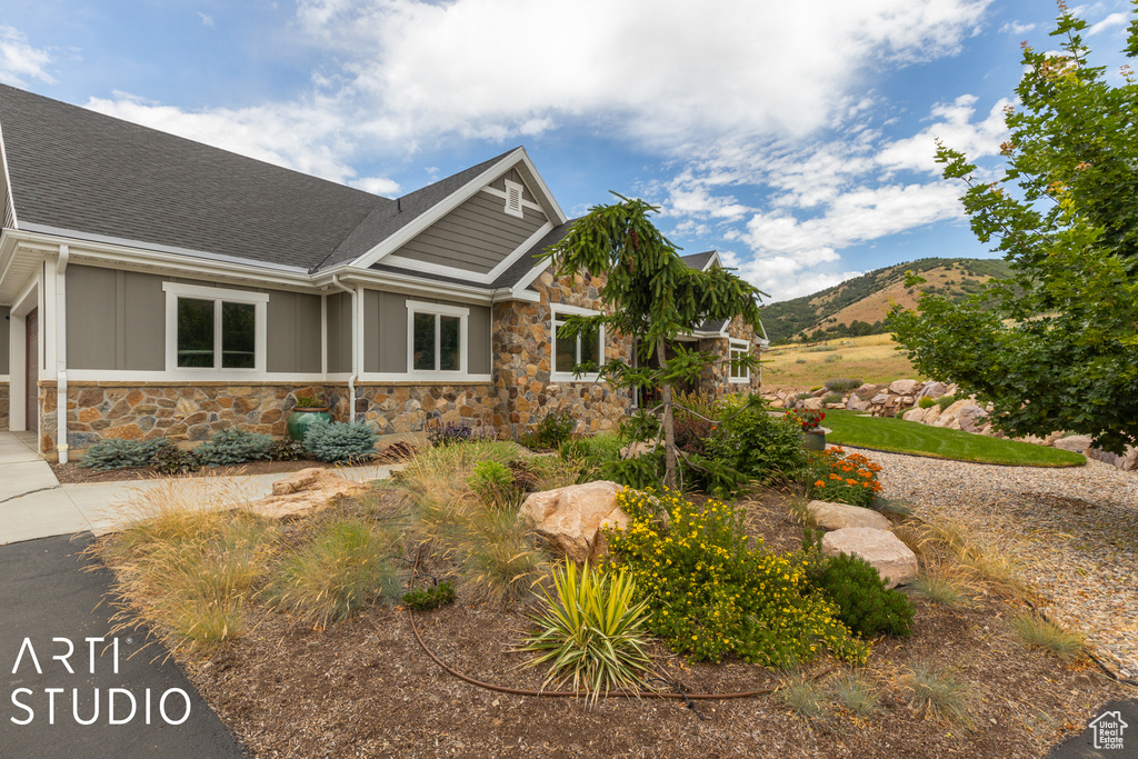 Craftsman house with a mountain view