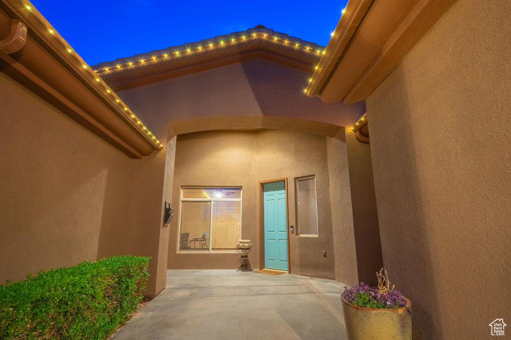 Doorway to property with a patio area and stucco siding