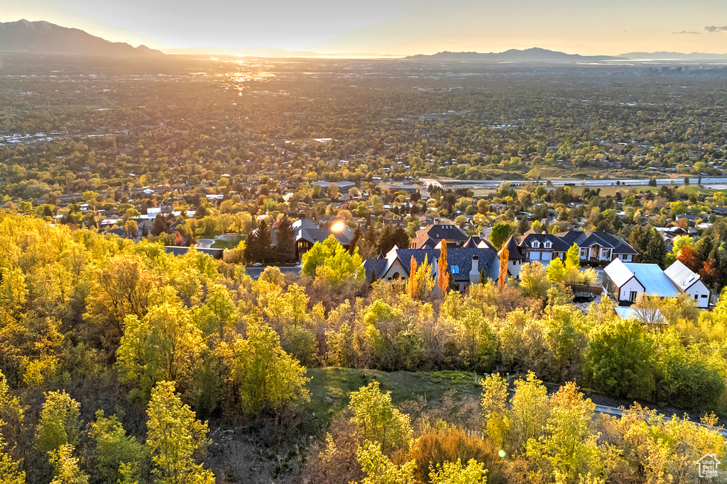 Bird\'s eye view with a mountain view