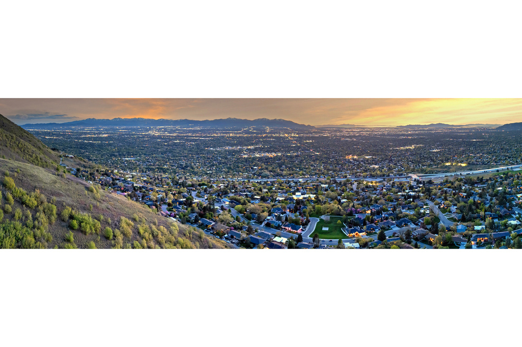 Birds eye view of property featuring a residential view and a mountain view