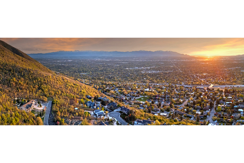 Aerial view featuring a residential view and a mountain view