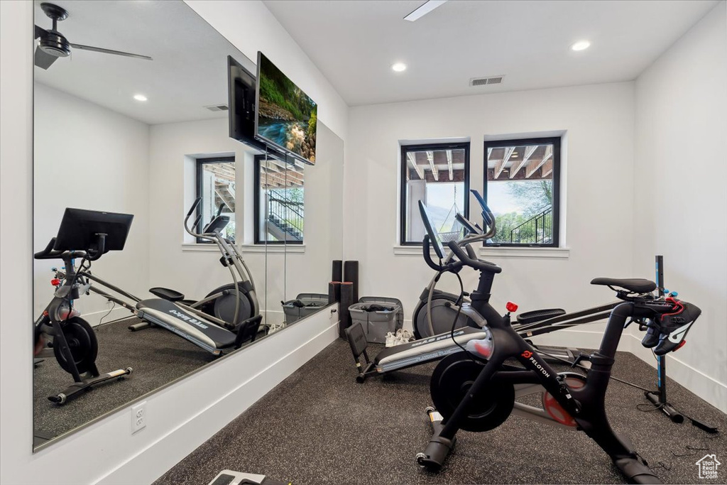 Workout area with visible vents, a healthy amount of sunlight, and recessed lighting