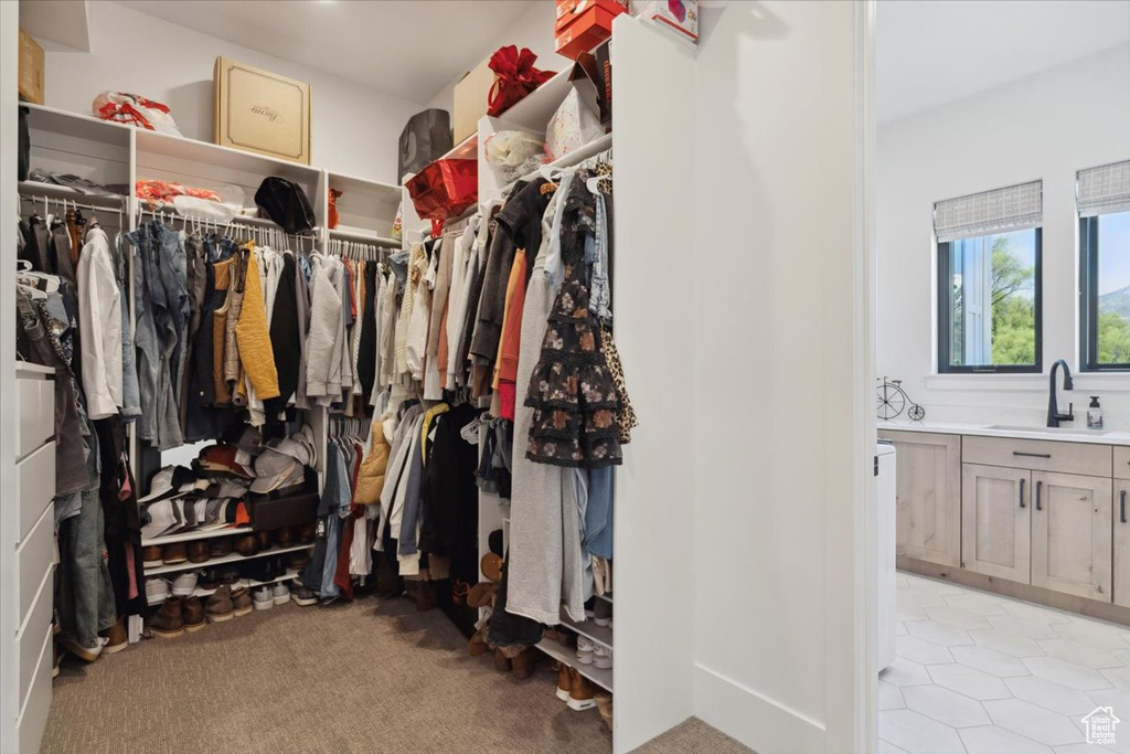 Walk in closet featuring a sink