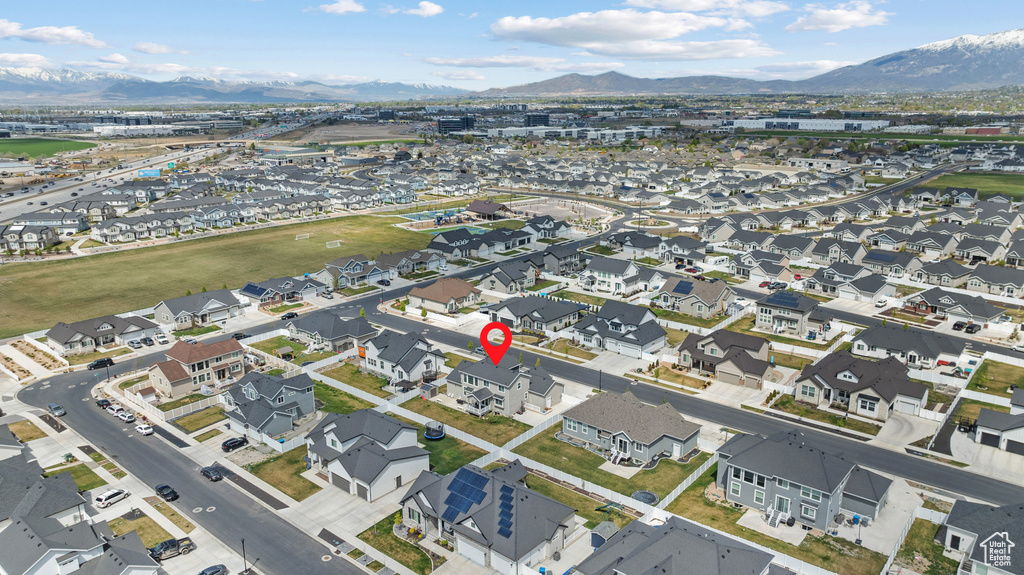 Birds eye view of property featuring a mountain view