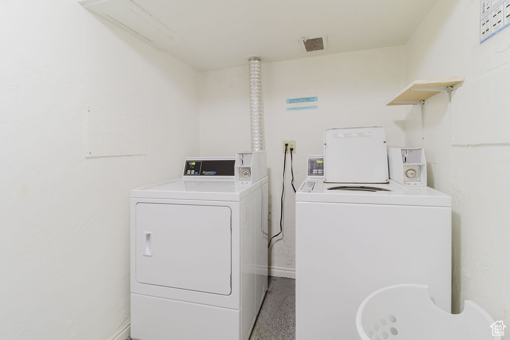 Washroom with independent washer and dryer
